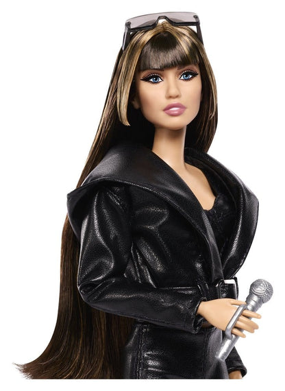 Poupée de collection Barbie Signature Miley Cyrus par Mattel, mannequin avec vêtements et accessoires détaillés.
