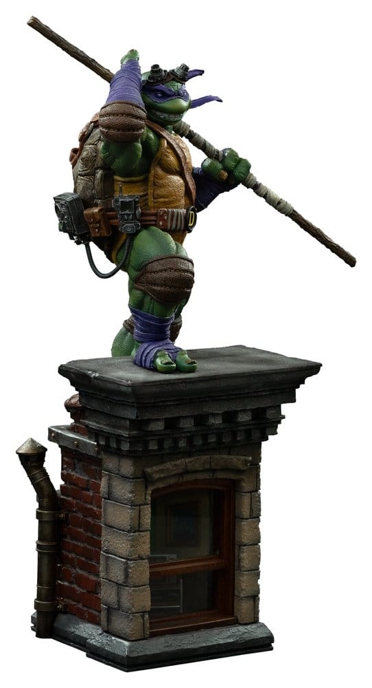 Figurine Donatello Tortues Ninja 1/10 Art Scale Iron Studios, statue de 32 cm avec détails colorés et pose dynamique.