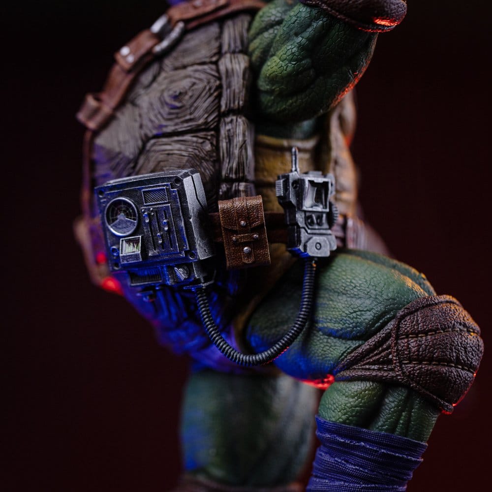 Figurine Donatello des Tortues Ninja en figurine Iron Studios, 32 cm, style Art Scale, pose dynamique et détails précis.