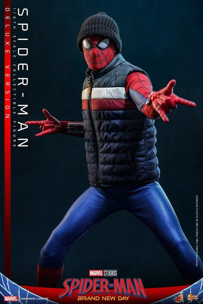 Figurine Spider-Man Deluxe de Marvel, 29 cm, par Hot Toys, présente Spider-Man dans une pose dynamique, costume détaillé.