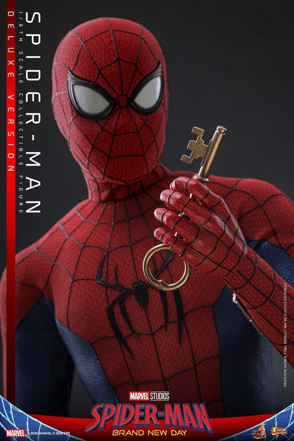 Figurine Spider-Man Deluxe de Marvel, version 1/6, 29 cm, de la marque Hot Toys, montrant Spider-Man en pose dynamique.