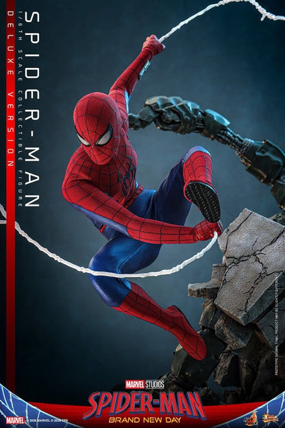 Figurine Spider-Man Deluxe 1/6 de Marvel par Hot Toys, 29 cm, position dynamique avec costume détaillé.