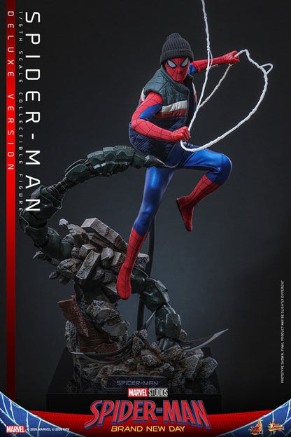 Figurine Spider-Man: Brand New Day 1/6 Deluxe de Hot Toys, 29 cm, avec détails réalistes et posture dynamique.