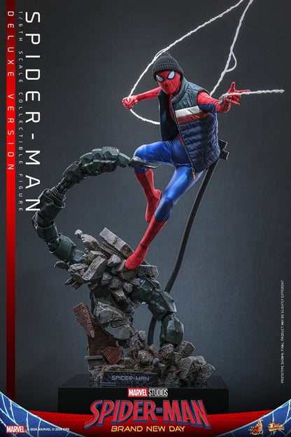 Figurine Spider-Man Deluxe de Marvel, 29 cm, de la collection Hot Toys, affichant Spider-Man en costume détaillé et dynamique.