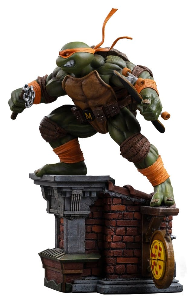 Statue de Michelangelo des Tortues Ninja, figurine BDS Art Scale 1/10 par Iron Studio, montrant le personnage avec ses nunchakus.