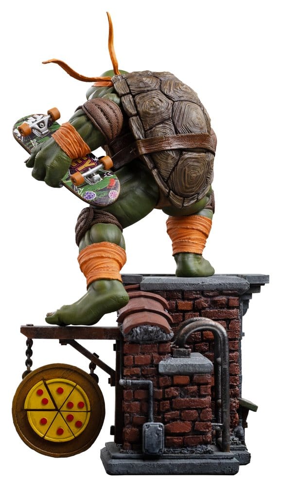 Statuette Michelangelo des Tortues Ninja en pose dynamique, figurine BDS Art Scale 1/10 d'Iron Studio, détails précis et couleurs vives.