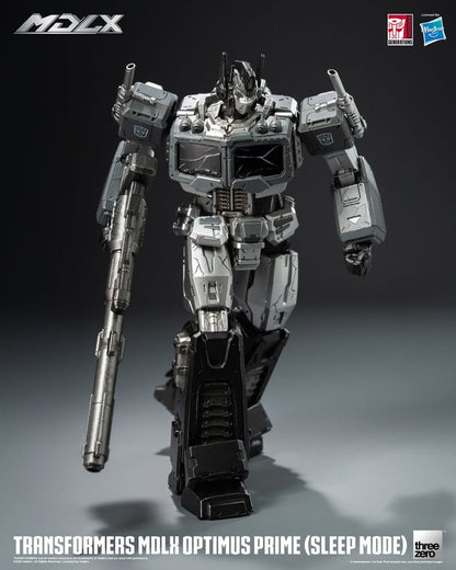 Figurine Transformers MDLX Optimus Prime Sleep Mode de 18 cm, modèle détaillé de Threezero, affichant Optimus Prime en mode veille