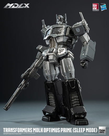 Figurine Transformers MDLX Optimus Prime en mode sommeil, 18 cm, de la marque Threezero, avec détails réalistes et pose dynamique.