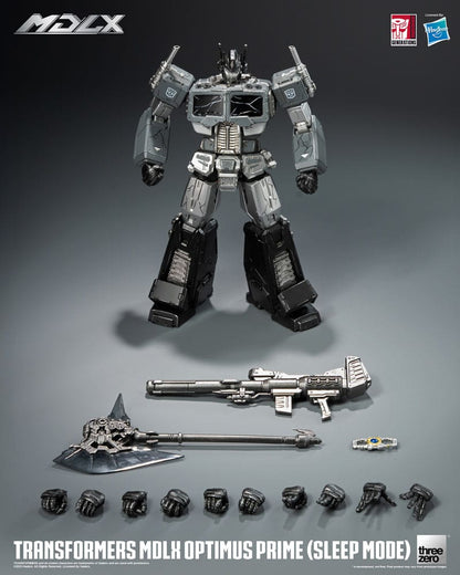 Figurine Transformers MDLX Optimus Prime en mode veille, 18 cm, de la marque Threezero, montrant Optimus Prime en position détaillée.
