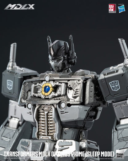 Figurine Transformers MDLX Optimus Prime en mode veille, 18 cm, de la marque Threezero, avec détails réalistes et articulation.