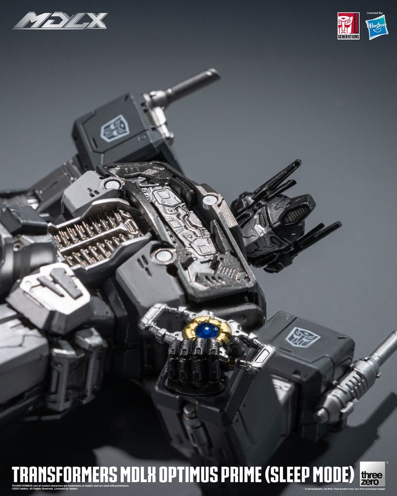 Figurine Transformers MDLX Optimus Prime en mode sommeil, 18 cm, de la marque Threezero, montrant Optimus Prime en position de repos.