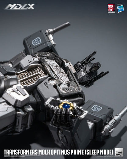 Figurine Transformers MDLX Optimus Prime en mode sommeil, 18 cm, de la marque Threezero, montrant Optimus Prime en position de repos.