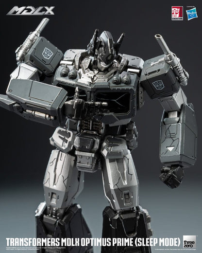 Figurine Transformers MDLX Optimus Prime en mode sommeil, 18 cm, de la marque Threezero, posée sur une surface.