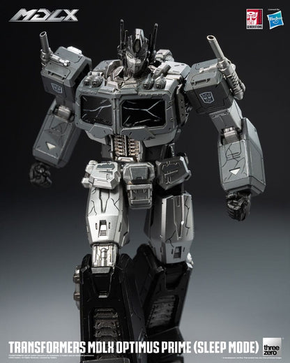 Figurine Transformers MDLX Optimus Prime en mode veille, 18 cm, figurine détaillée de la marque Threezero, pose dynamique.