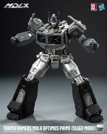 Figurine Transformers MDLX Optimus Prime en mode veille, 18 cm, détail précis, fabriquée par Threezero, pose dynamique.