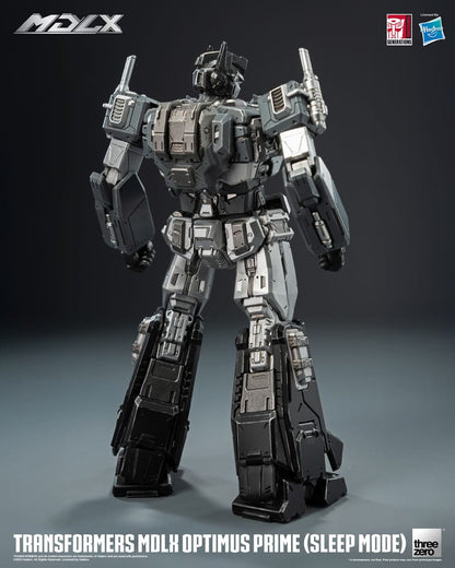 Figurine Transformers MDLX Optimus Prime en mode veille, 18 cm, de la marque Threezero, affichant détails de la tête et des bras.