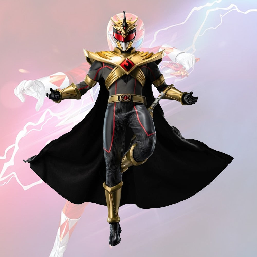 Figurine articulée Power Rangers Shattered Grid Lord Drakkon Evo III de Threezero, 30 cm, avec White Tigerzord en arrière-plan.