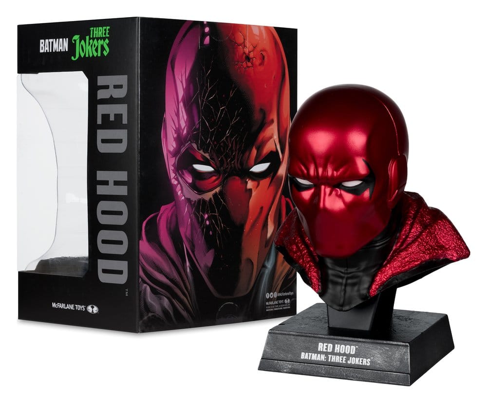 Figurine Batman Red Hood de McFarlane Toys en échelle 1:3, costume rouge et casque, position debout, détails de la figurine.