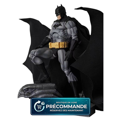 Figurine Batman Hush de 16 cm, version noire de Medicom Toys, pose détaillée du héros Batman en costume noir.