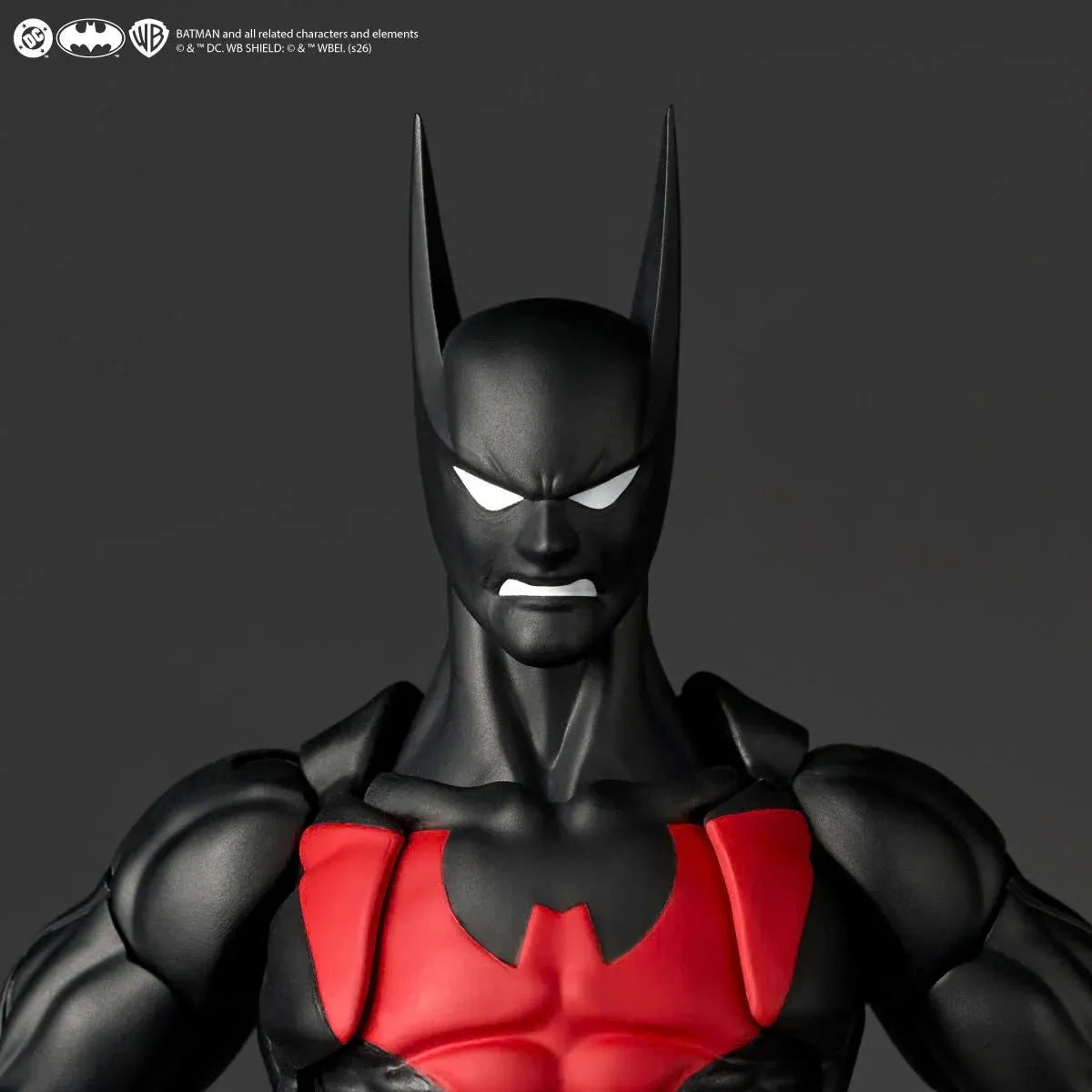 Figurine Revoltech Batman Beyond Classic Ver. d'Action Figure, personnage de Batman futuriste avec costume noir et cape.