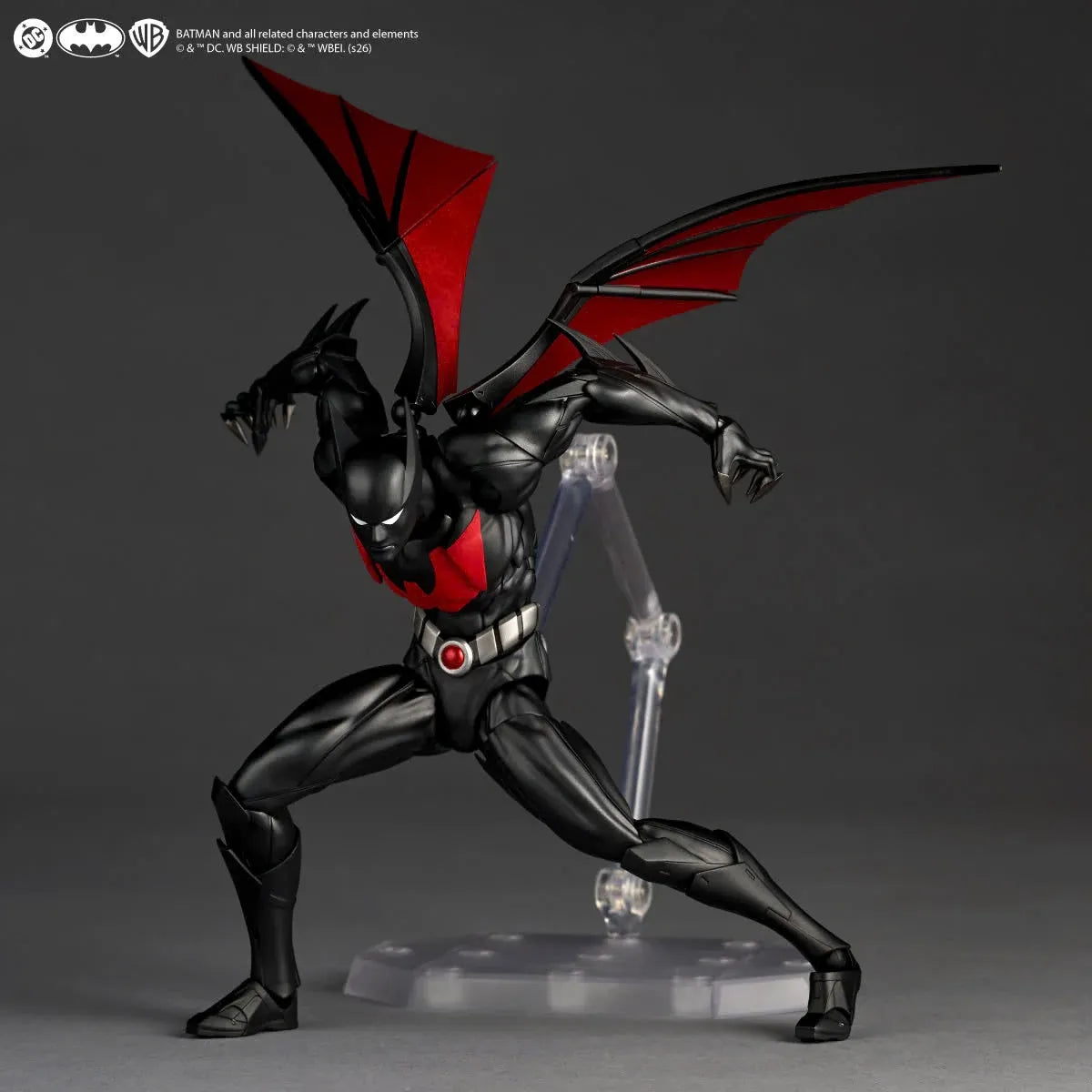 Figurine Revoltech Batman Beyond Classic Ver. avec costume noir et cape, vue de face, détails de la figurine en plastique.
