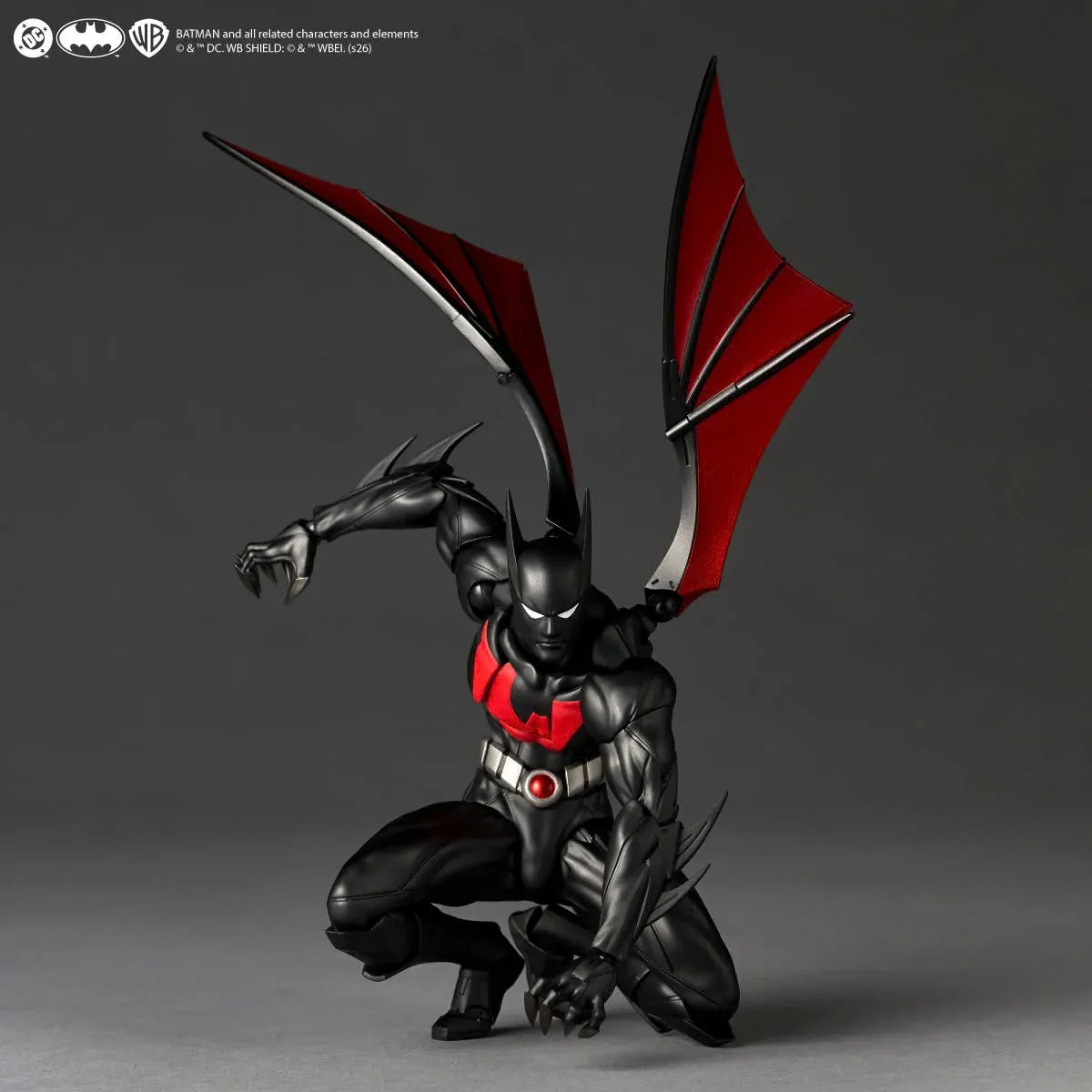 Figurine Revoltech Batman Beyond classique, version Terry Batman, vue de face avec détails de la figurine en pose dynamique.