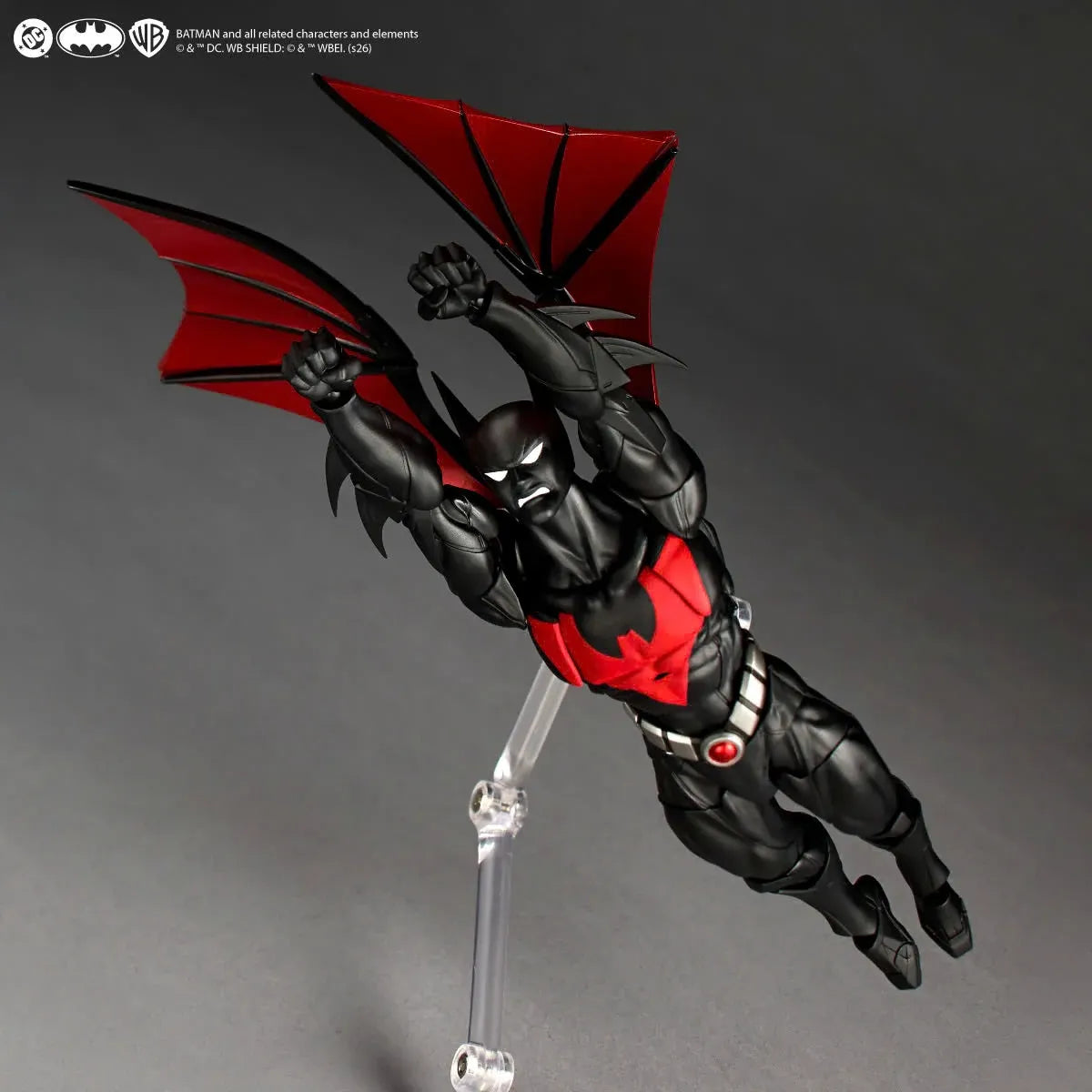 Figurine Revoltech Batman Beyond Classic Ver. d'action, personnage de Batman avec costume futuriste, vue de face.