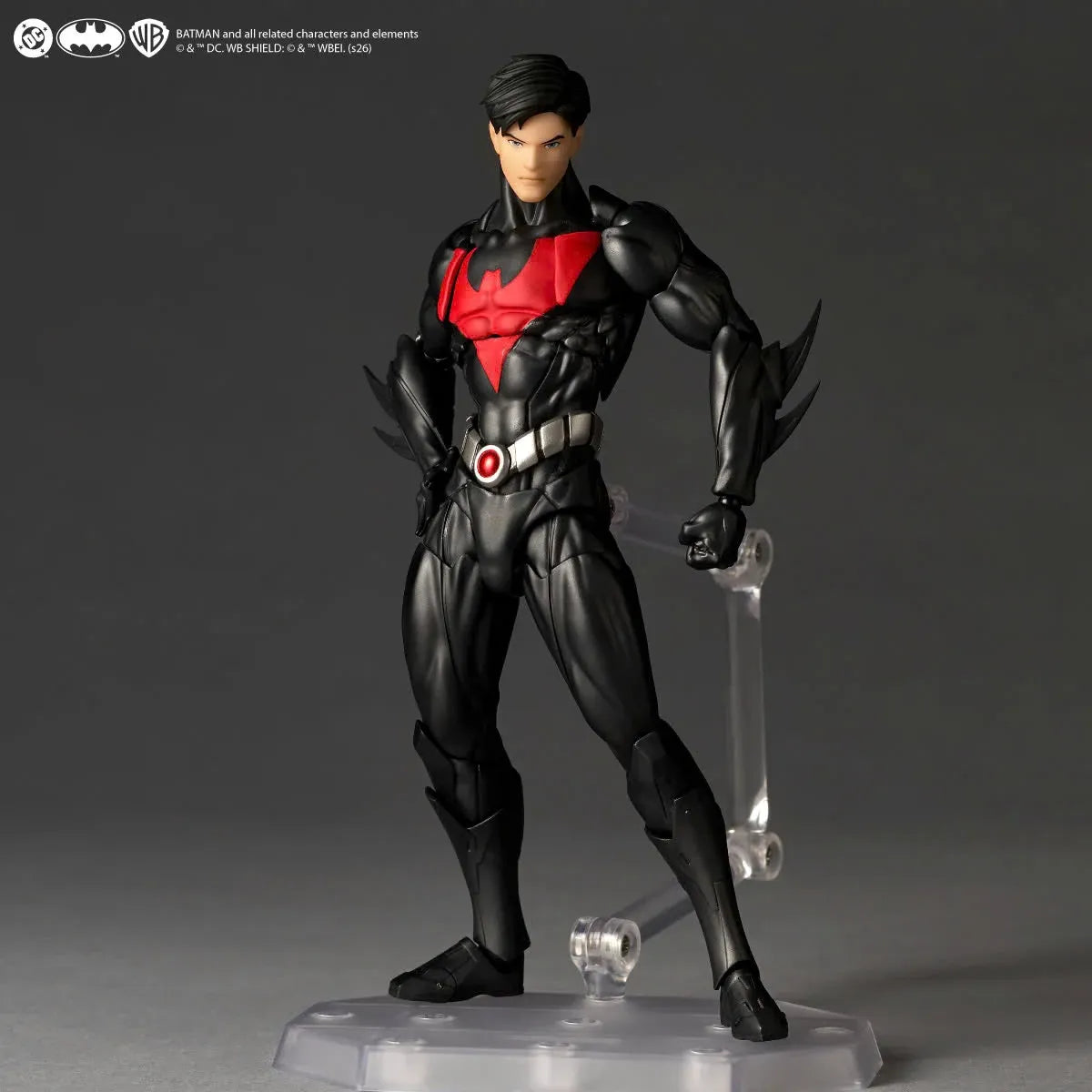Figurine Revoltech Batman Beyond version classique, personnage de Batman avec costume futuriste, articulation détaillée.