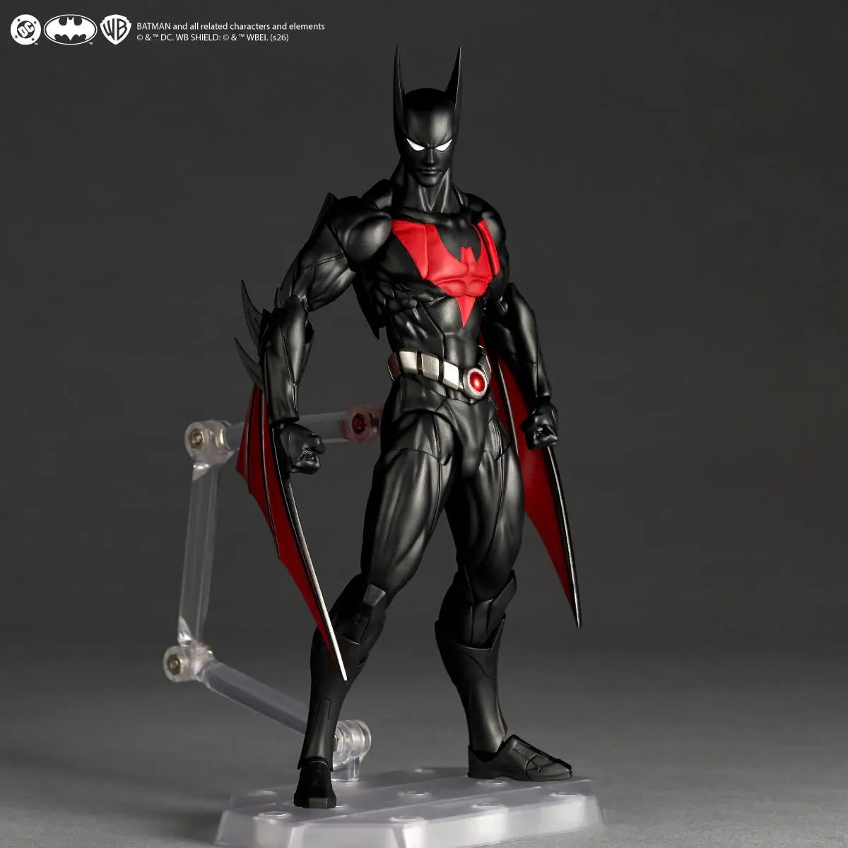 Figurine Revoltech Batman Beyond Classic Ver. d'action, vue de face, avec détails du costume et articulation visible.