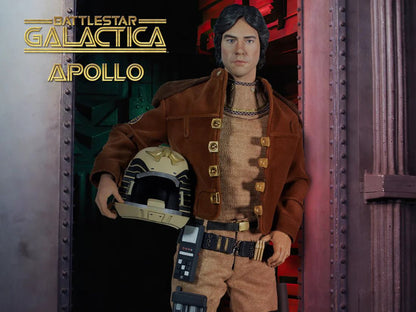 Figurine de Captain Apollo de Battlestar Galactica 1/6, modèle de collection Factory Entertainment, montrant le personnage en costume spatial
