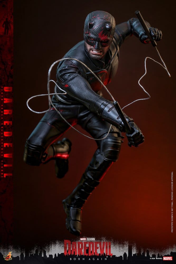 Figure Daredevil Hot Toys 1/6 Born Again, figurine détaillée de 30 cm avec costume rouge vif et accessoires.