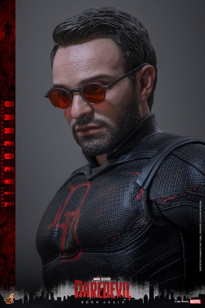 Figure Daredevil Hot Toys 1/6 Born Again, figurine de 30 cm avec costume rouge et détails réalistes.