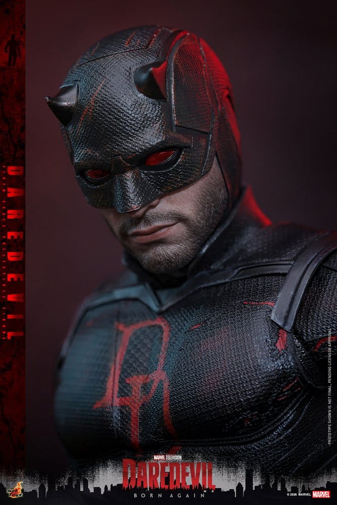 Figurine Daredevil 1/6 de Hot Toys, 30 cm, personnage de la série Born Again, détail artistique et costume rouge.