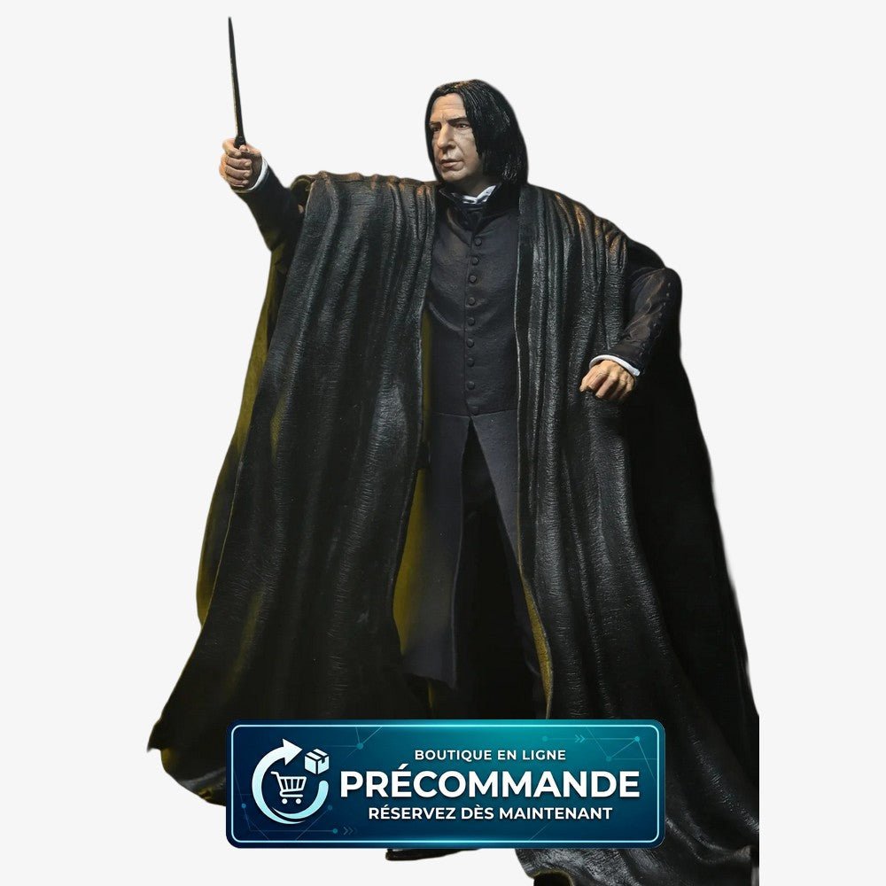 Figurine de Severus Rogue de 17 cm de la collection Harry Potter Legacy, fabriquée par Neca, montrant le personnage avec sa cape et sa robe.