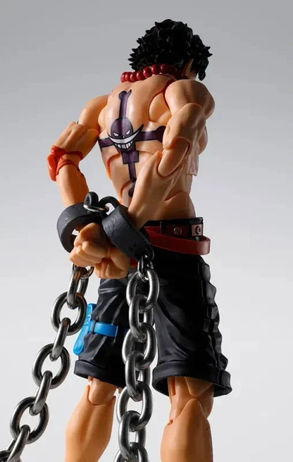 Figurine Portgas D. Ace de One Piece, S.H. Figuarts, 15cm, de Bandai Tamashii Nations, vue en détail avec accessoires.