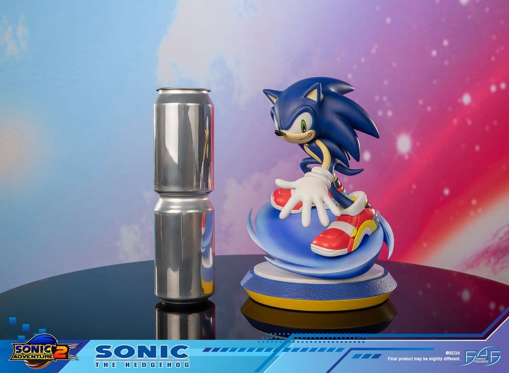 Statuette Sonic le Hérisson de 21 cm de First 4 Figures, édition standard, représentant Sonic avec détails colorés et dynamique.