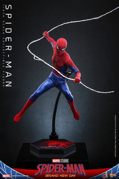 Figurine Spider-Man Marvel Hot Toys, édition Brand New Day, 29 cm, pose dynamique, détails réalistes et costume emblématique.