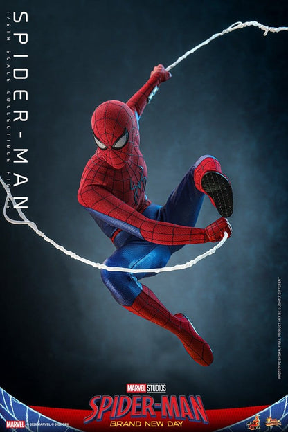 Figurine Spider-Man Hot Toys Marvel, modèle Brand New Day, 29 cm, pose dynamique de Spider-Man en costume rouge et bleu.
