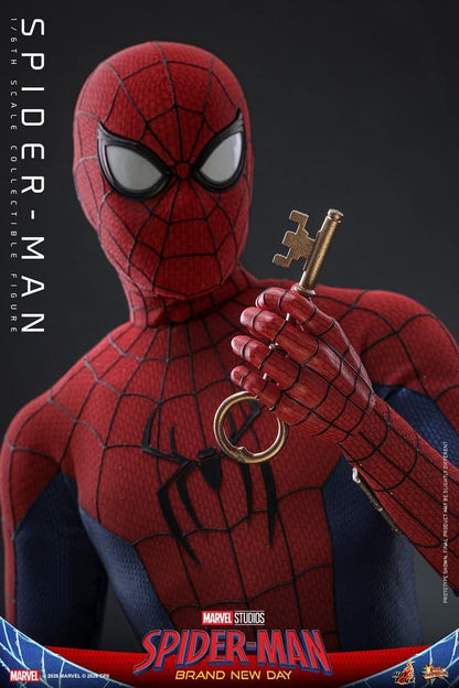 Figurine Spider-Man Marvel Hot Toys, personnage de 29 cm de la collection Brand New Day, pose dynamique et détails réalistes.