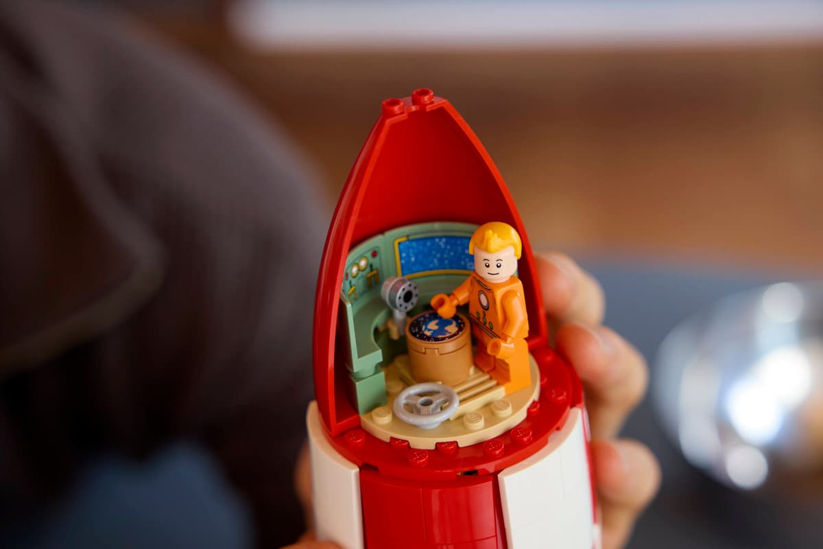 Briques de construction LEGO Icons La Fusée Lunaire de Tintin, modèle détaillé inspiré de l'œuvre d'Hergé, visible en image.