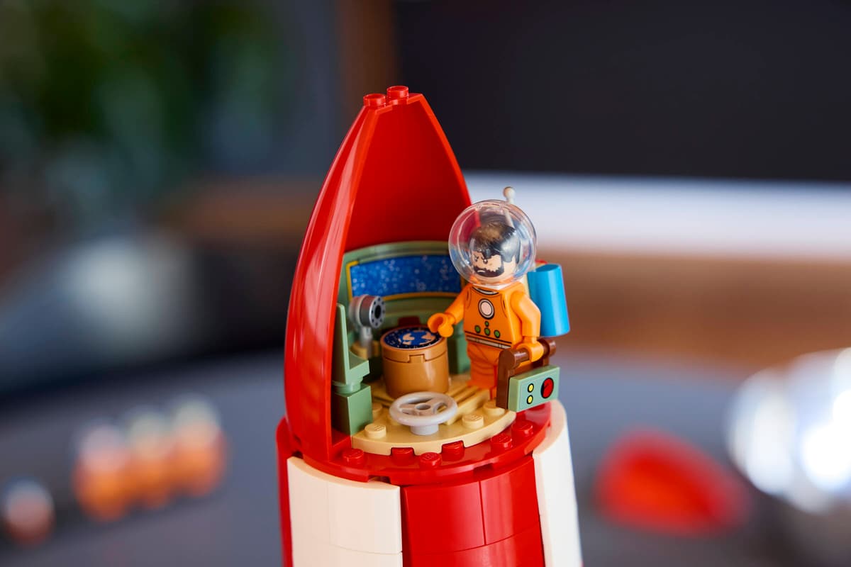 Briques de construction LEGO Icons La Fusée Lunaire de Tintin, modèle détaillé inspiré de l'œuvre d'Hergé, visible en image.