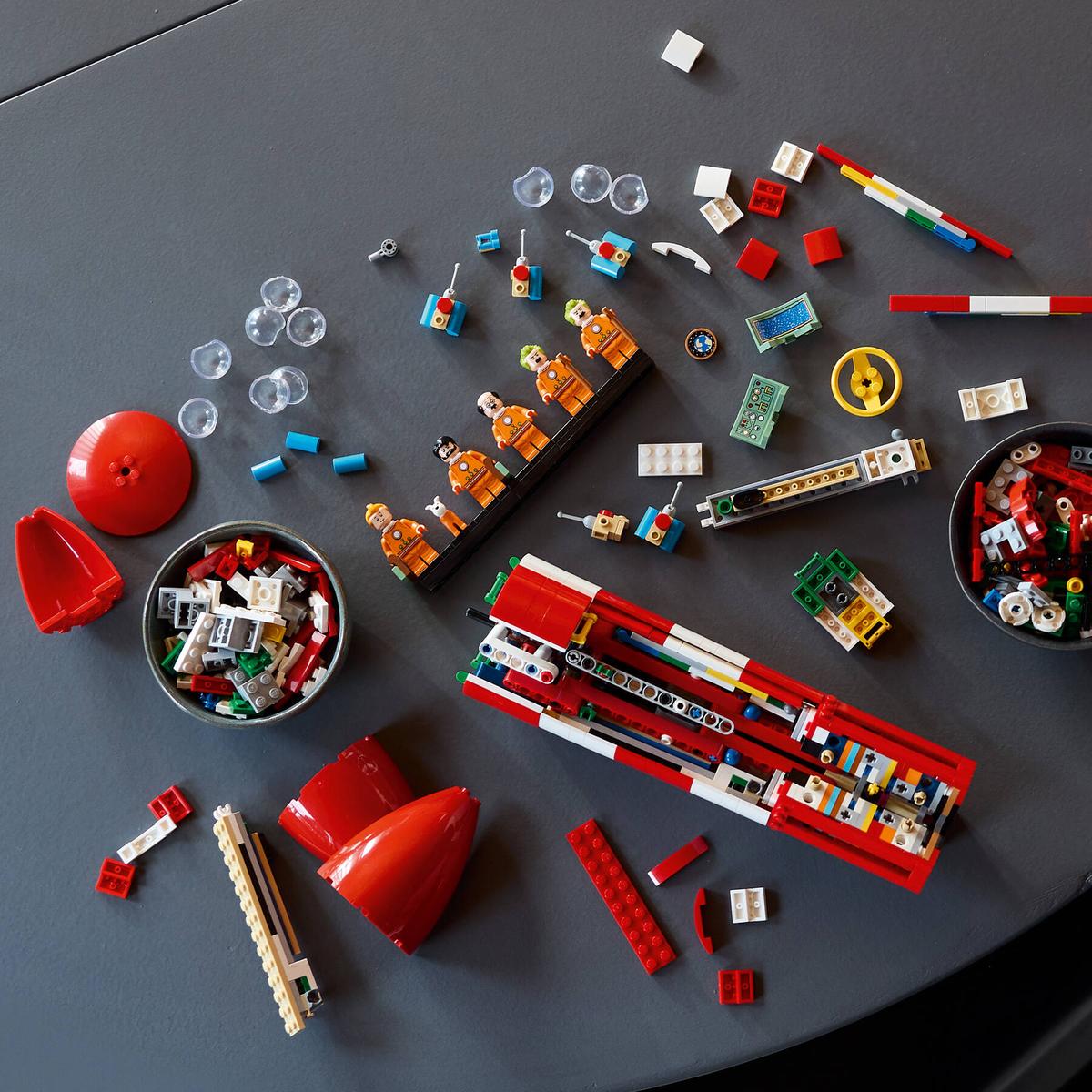 Briques de construction LEGO Icons La Fusée Lunaire de Tintin, modèle détaillé de la célèbre aventure d'Hergé.