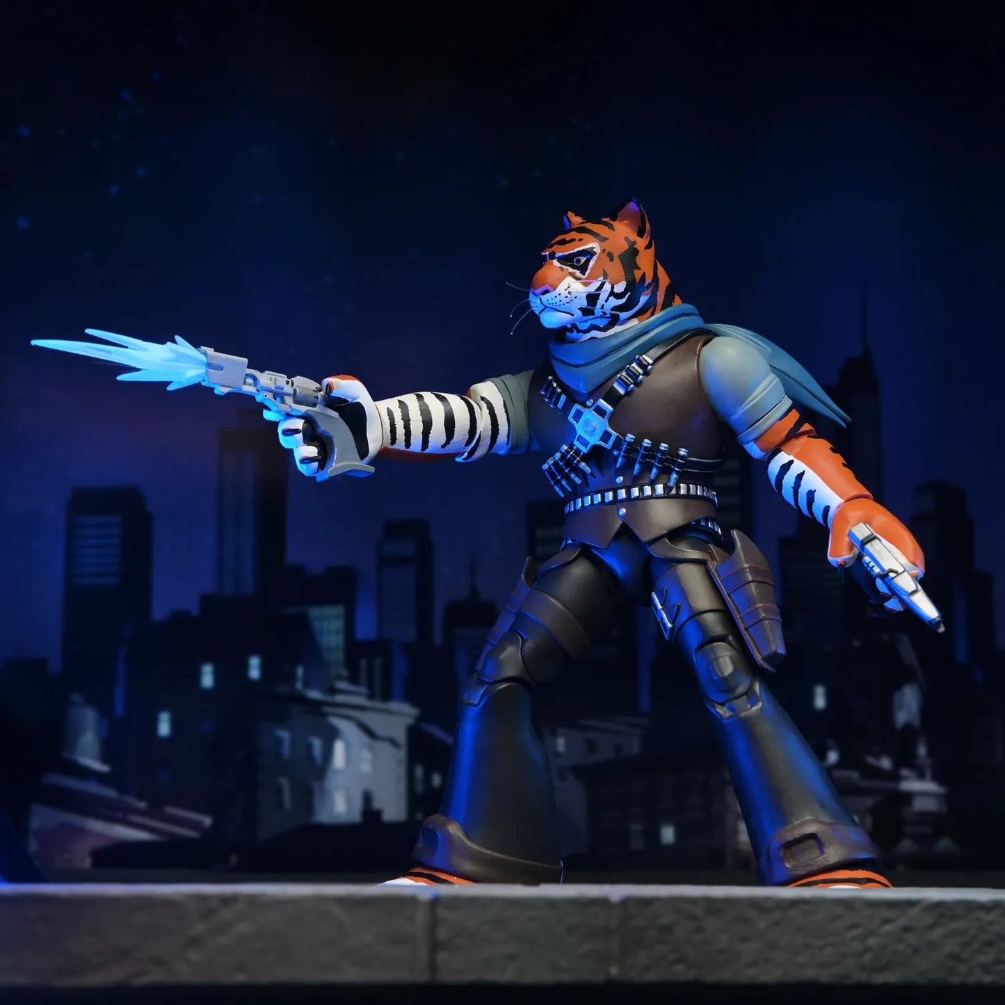 Figurine Neca Turtle Ninja ultime Tiger Claw de TMNT 2012, version cartoon, détail précis et pose dynamique.