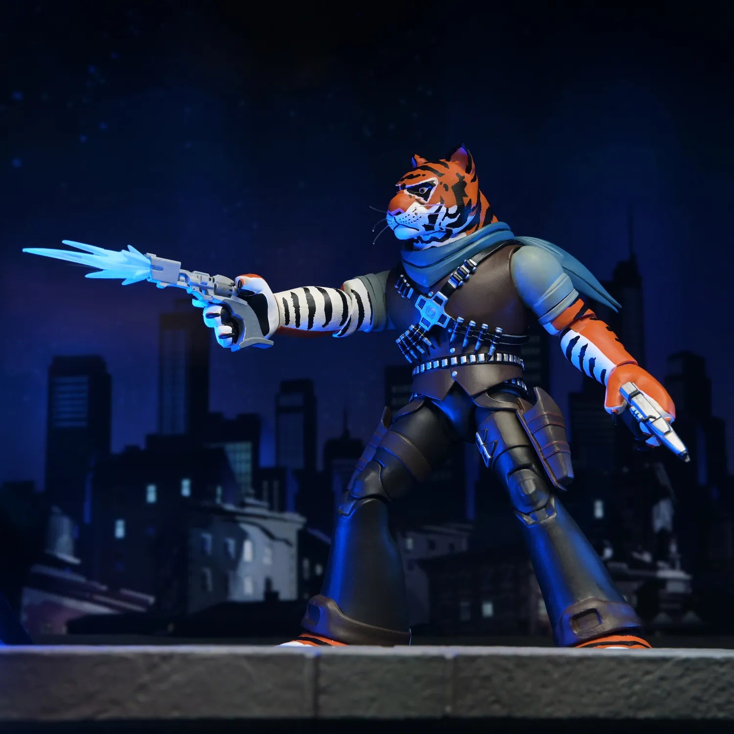 Figurine Neca Turtle Ninja ultime Tiger Claw de TMNT 2012, version cartoon, détail précis et pose dynamique.
