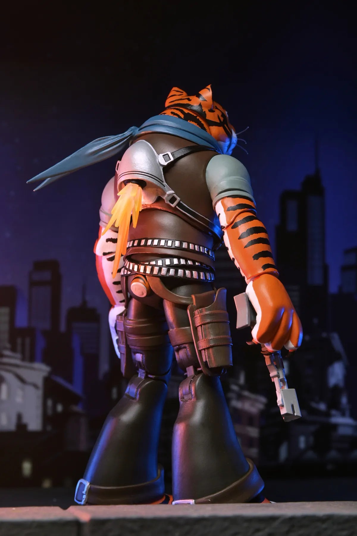 Figurine Neca Turtles Ninja Ultimate Tiger Claw, personnage de la série animée Teenage Mutant Ninja Turtles 2012, pose dynamique.