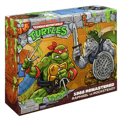 Figurine Tortues Ninja Playmates Toys de Raphael face à Rocksteady, version remasterisée, montrant les détails de la figurine.