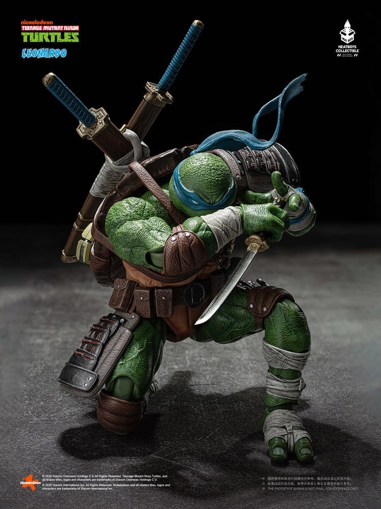 Figurine Leonardo des Tortues Ninja TMNT, version deluxe, de la série HeatBoys, haute de 20 cm, posée en détail.