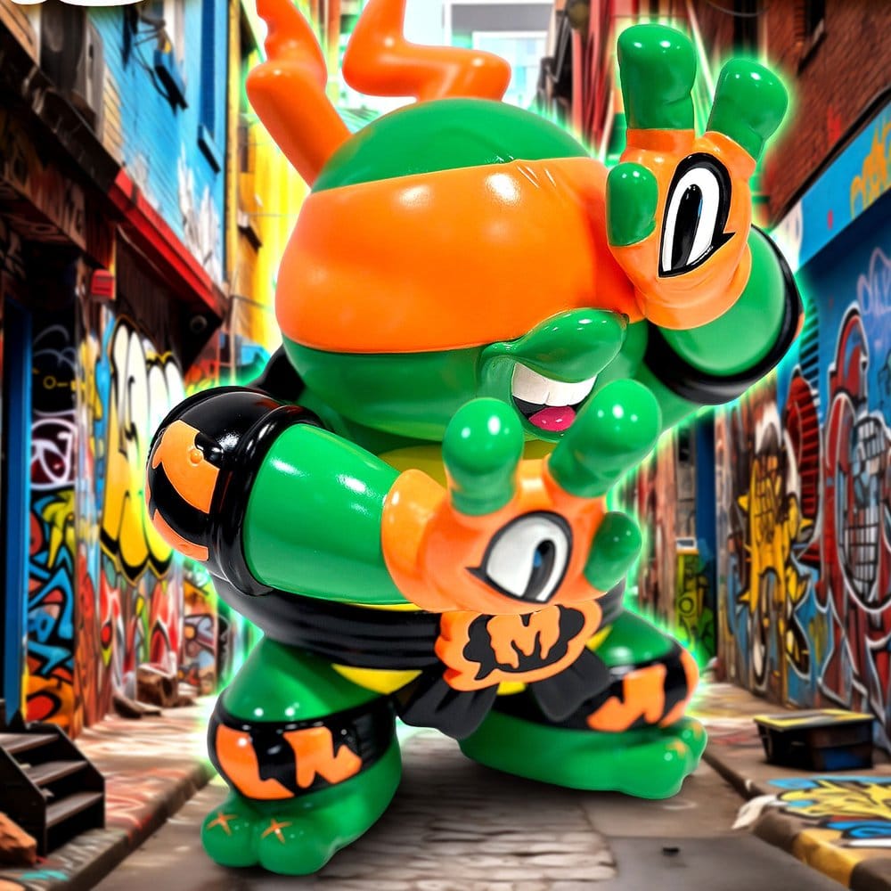 Figurine en vinyle Michelangelo des Tortues Ninja x Grape Brain, 24 cm, modèle de collection, avec détails colorés et pose dynamique.