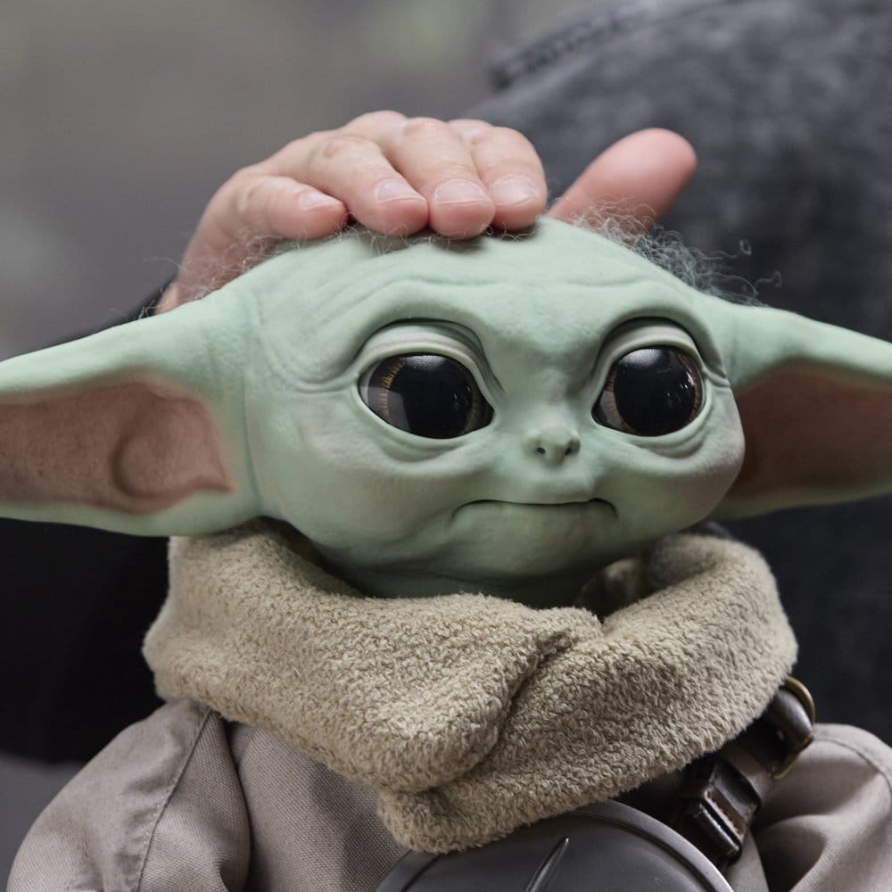 Figurine animatronique Star Wars Ultimate Grogu Special Edition de 37 cm, modèle 1/1, de la marque Hasbro, montrée en détail.