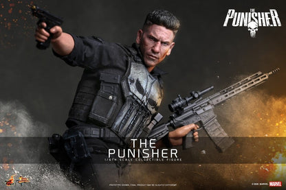 Figurine Marvel The Punisher 1/6 de 31 cm par Hot Toys, showing le personnage avec costume noir et armes, vue de face.